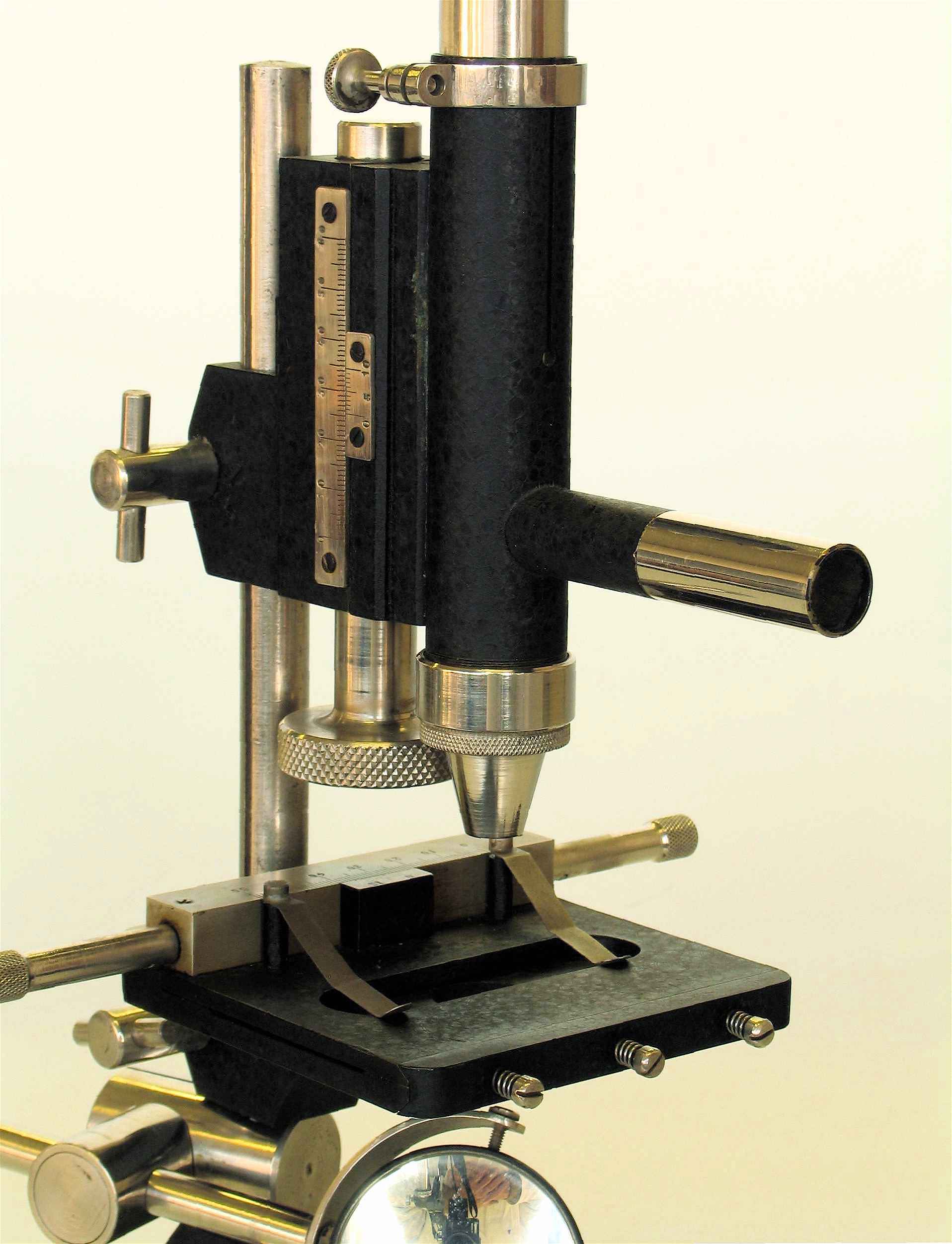 Microscope composé
(viseur Ginat)