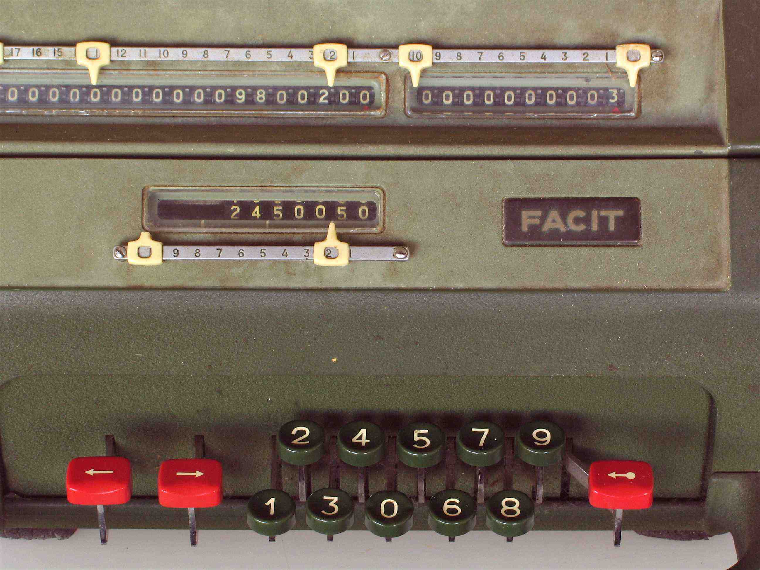 Machine à calculer à manivelle, 4 opérations
(”FACIT C1-19”)