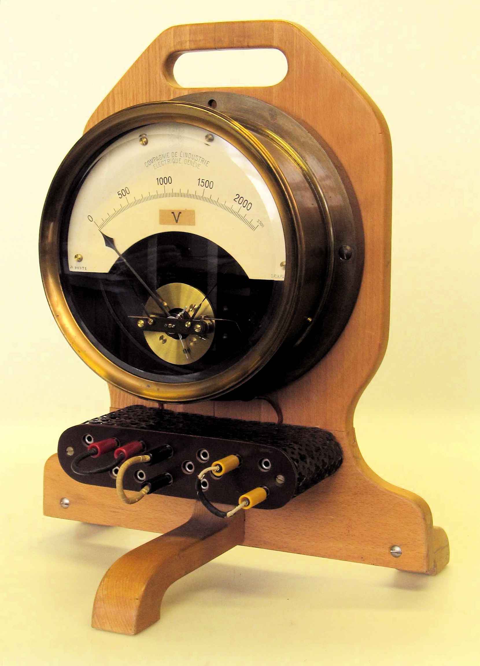 Voltmètre de tableau sur support
(échelle 2300 V)