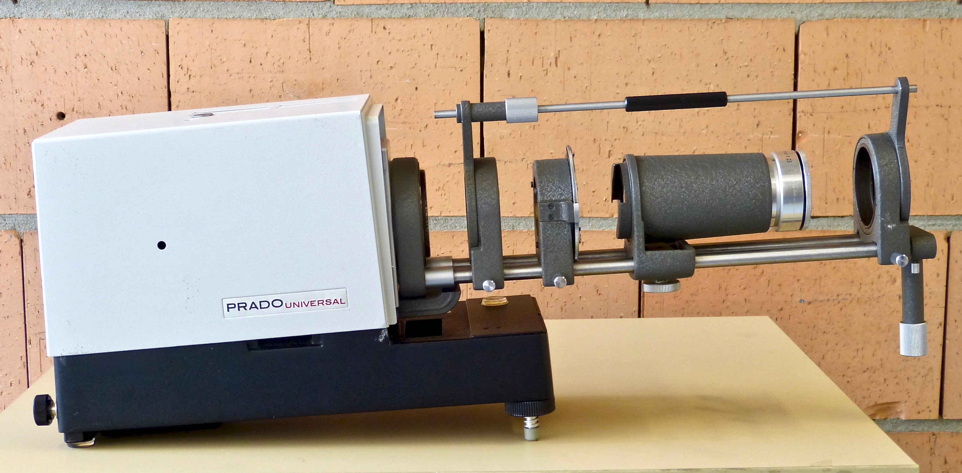 Projecteur PRADO Universal
(avec ”Polarisationsvorsatz”)