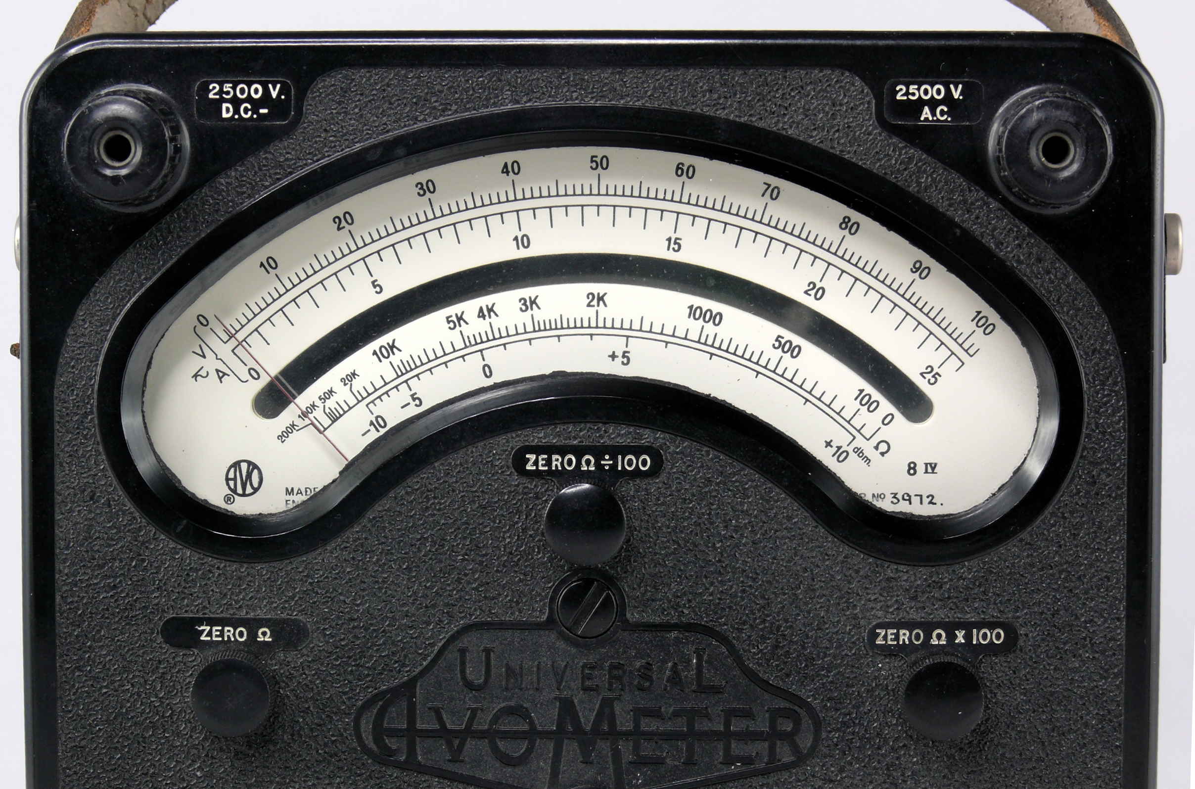 Multimètres analogiques
(“AVOMETER Model 8”)