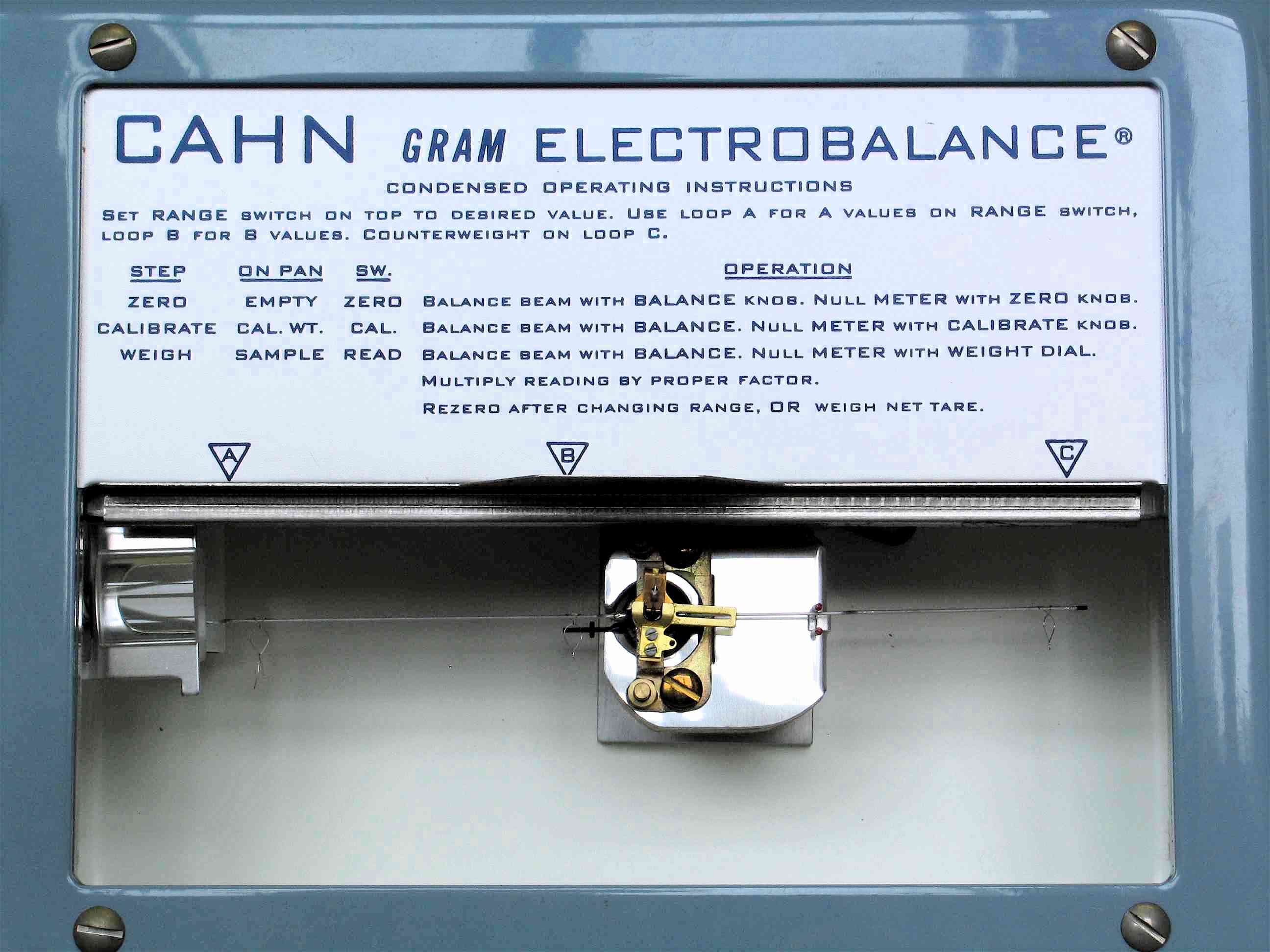 Balance de torsion électrique (1000 mg)
(“CAHN Gram Electrobalance Model G”)