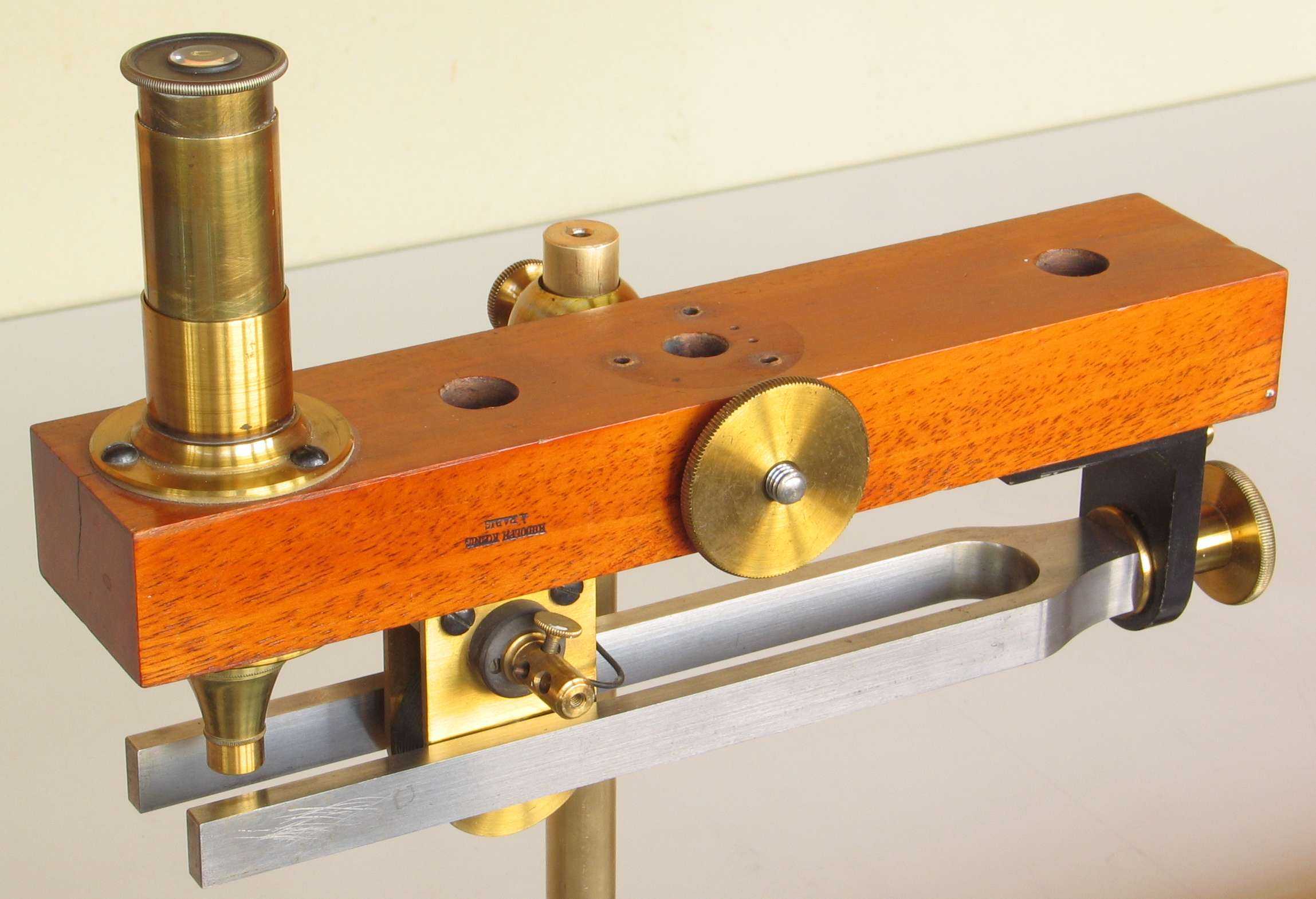 Comparateur optique de Helmholtz
(microscope à vibrations)