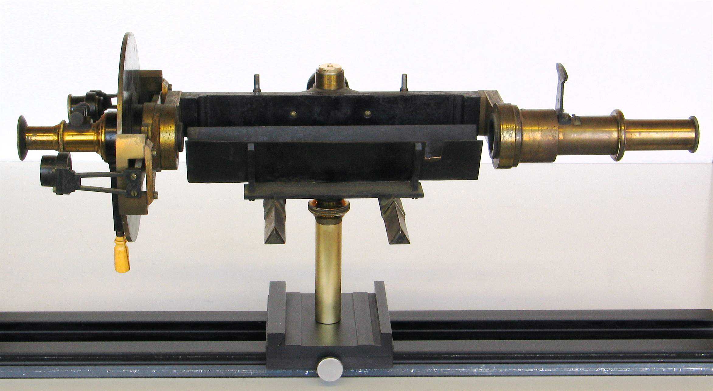 Polarimètre à pénombre de Landolt-Lippich 
(tubes de 200 mm)