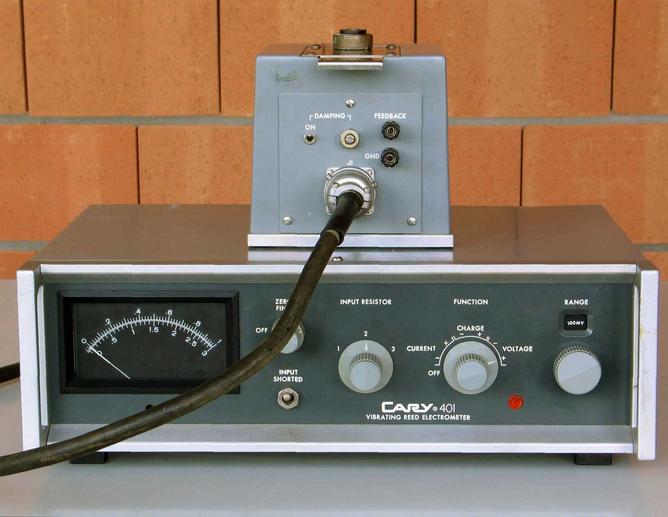 Électromètre à condensateur vibrant
(“Vibrating Reed Electrometer”)