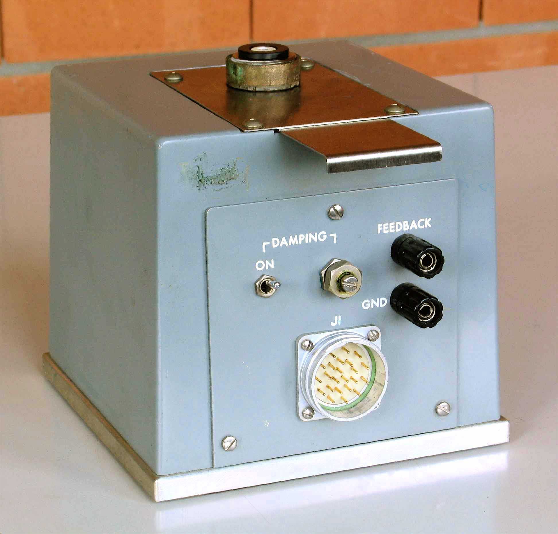 Électromètre à condensateur vibrant
(“Vibrating Reed Electrometer”)