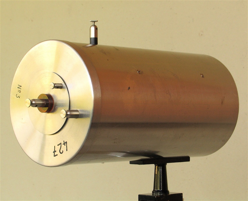 Chambre d’ionisation à air, cylindrique
(fenêtre mince en bout)
