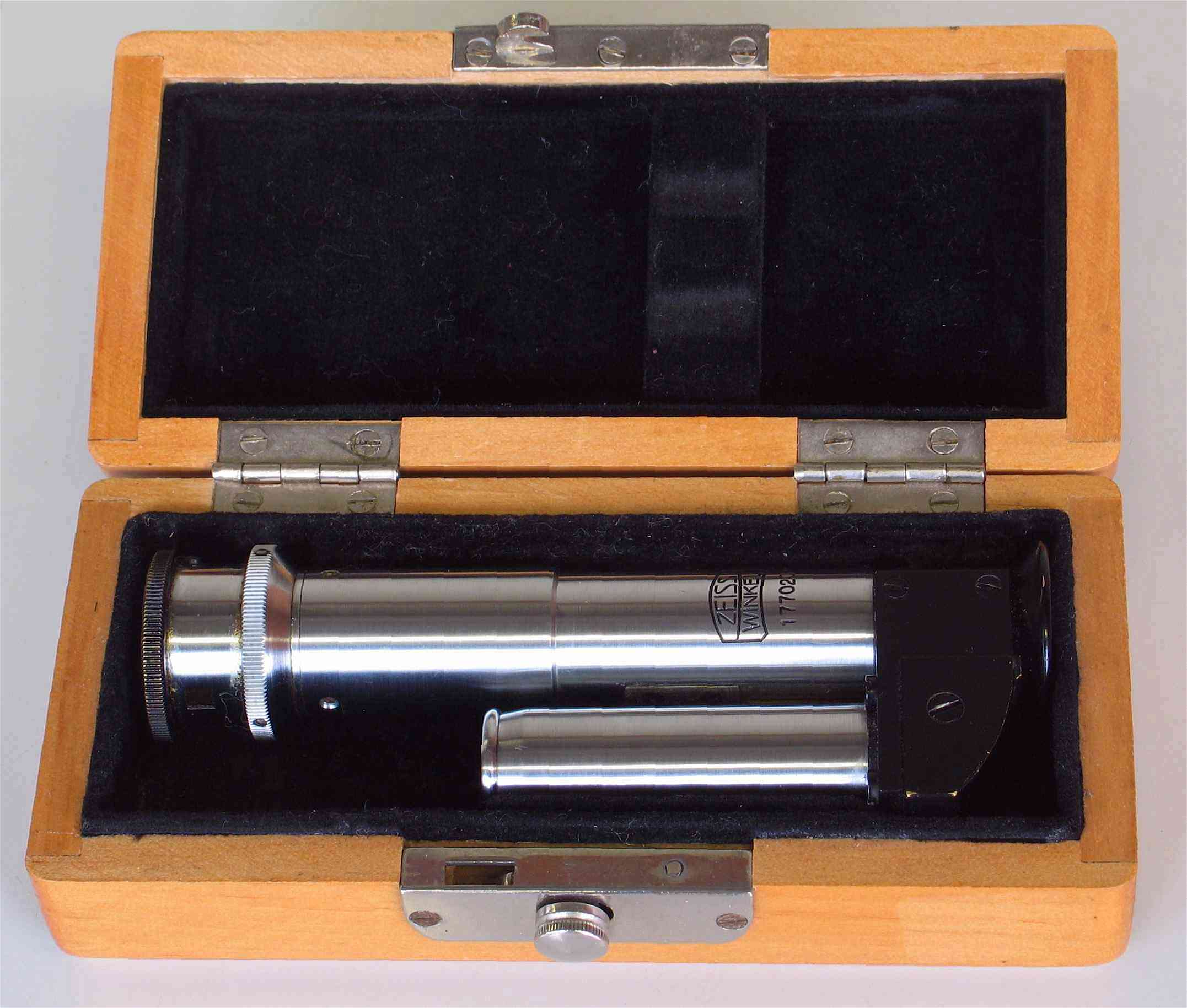 Spectromètre de poche, à vision directe
(”Handspektroskop III”)