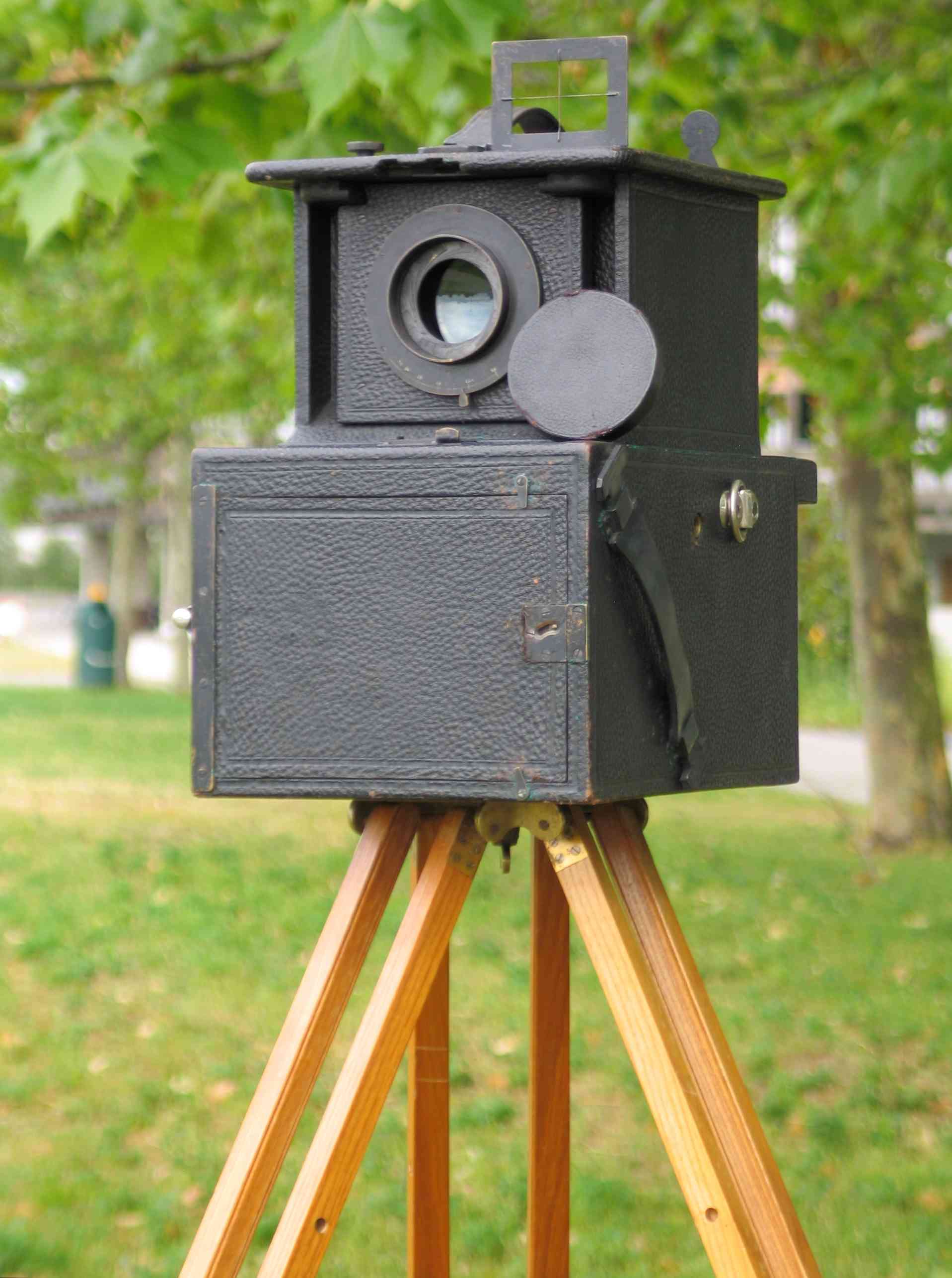 Appareil photographique réfracto-réflecteur à longue focale
(brevet Auguste Vautier)