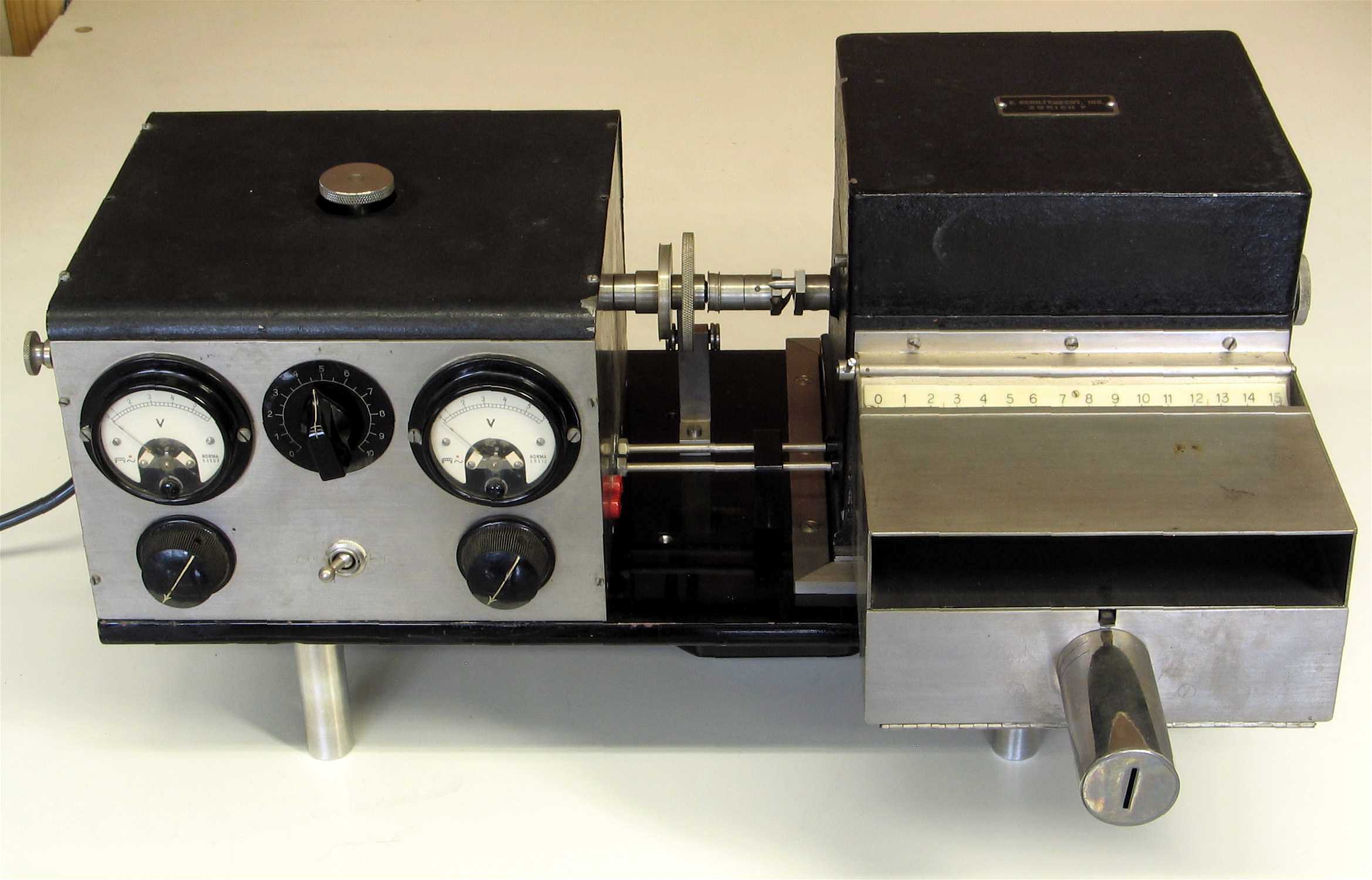 Enregistreur photographique à tambour
(partie d’un microphotomètre ou microdensitomètre)