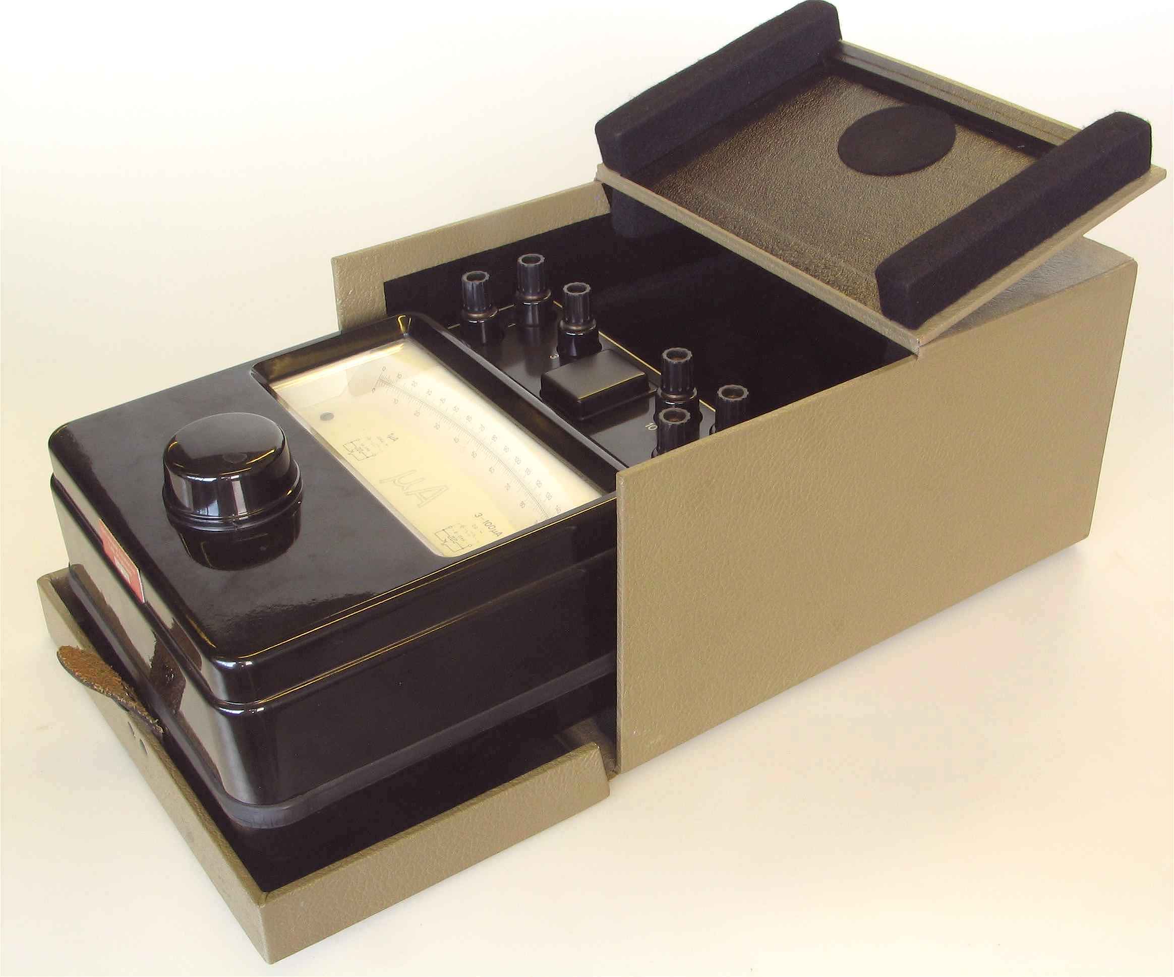Microampèremètre de table à projection
(5 gammes)