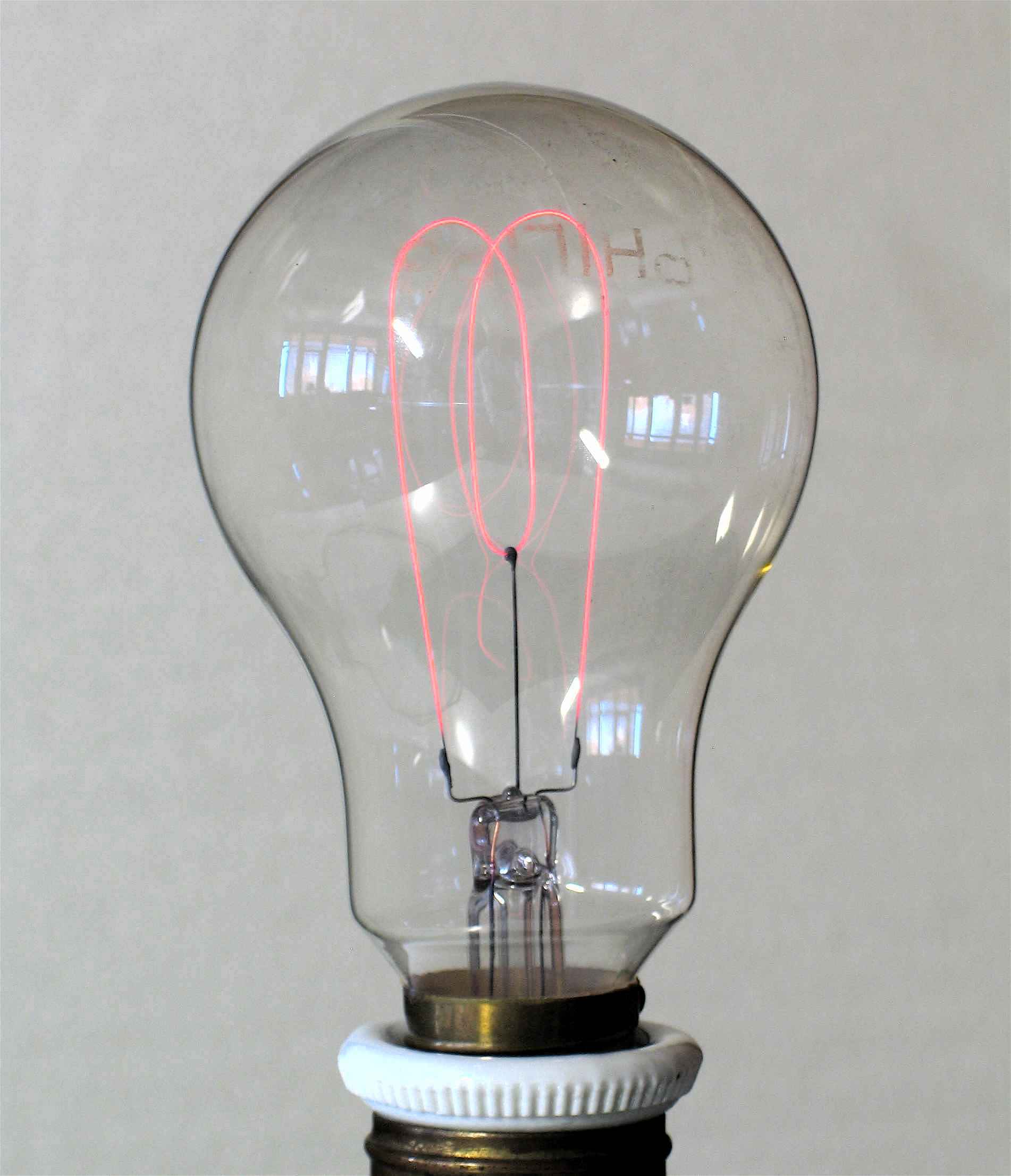 Lot de 2 lampes à incandescence “ballon”
(filament de carbone)
