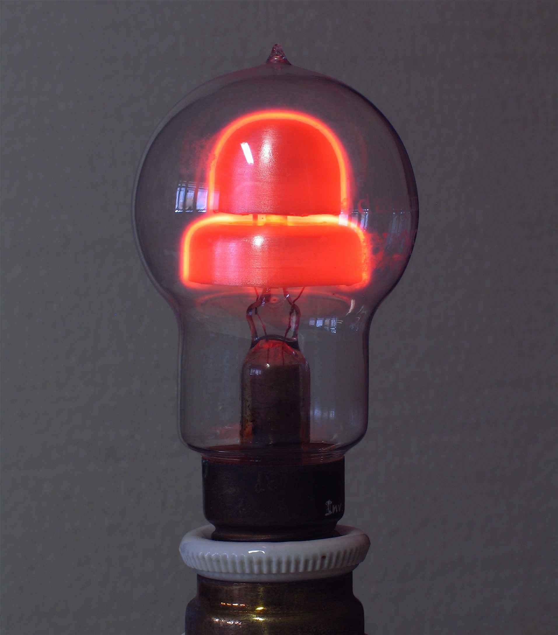 Lampes à décharge dans le néon
(2 électrodes “cloche”)