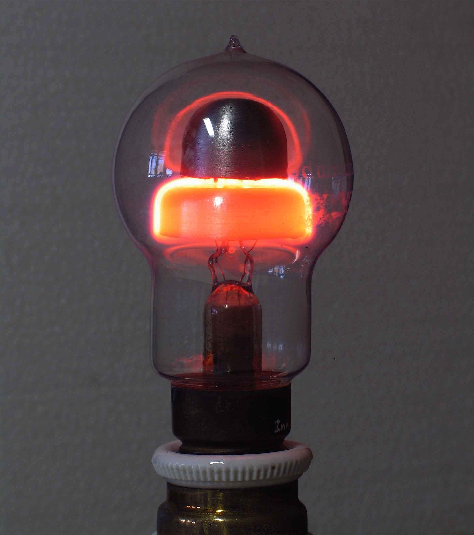 Lampes à décharge dans le néon
(2 électrodes “cloche”)