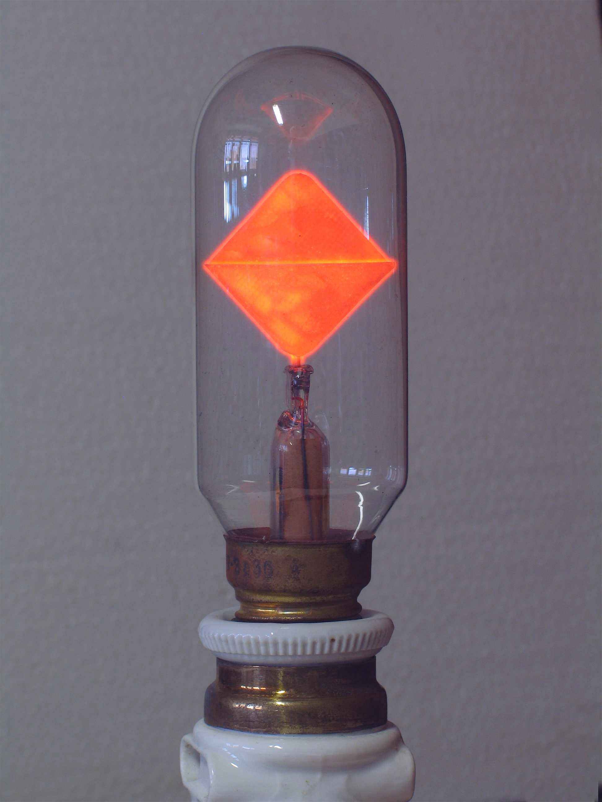Lampes à décharge dans le néon
(deux triangles)