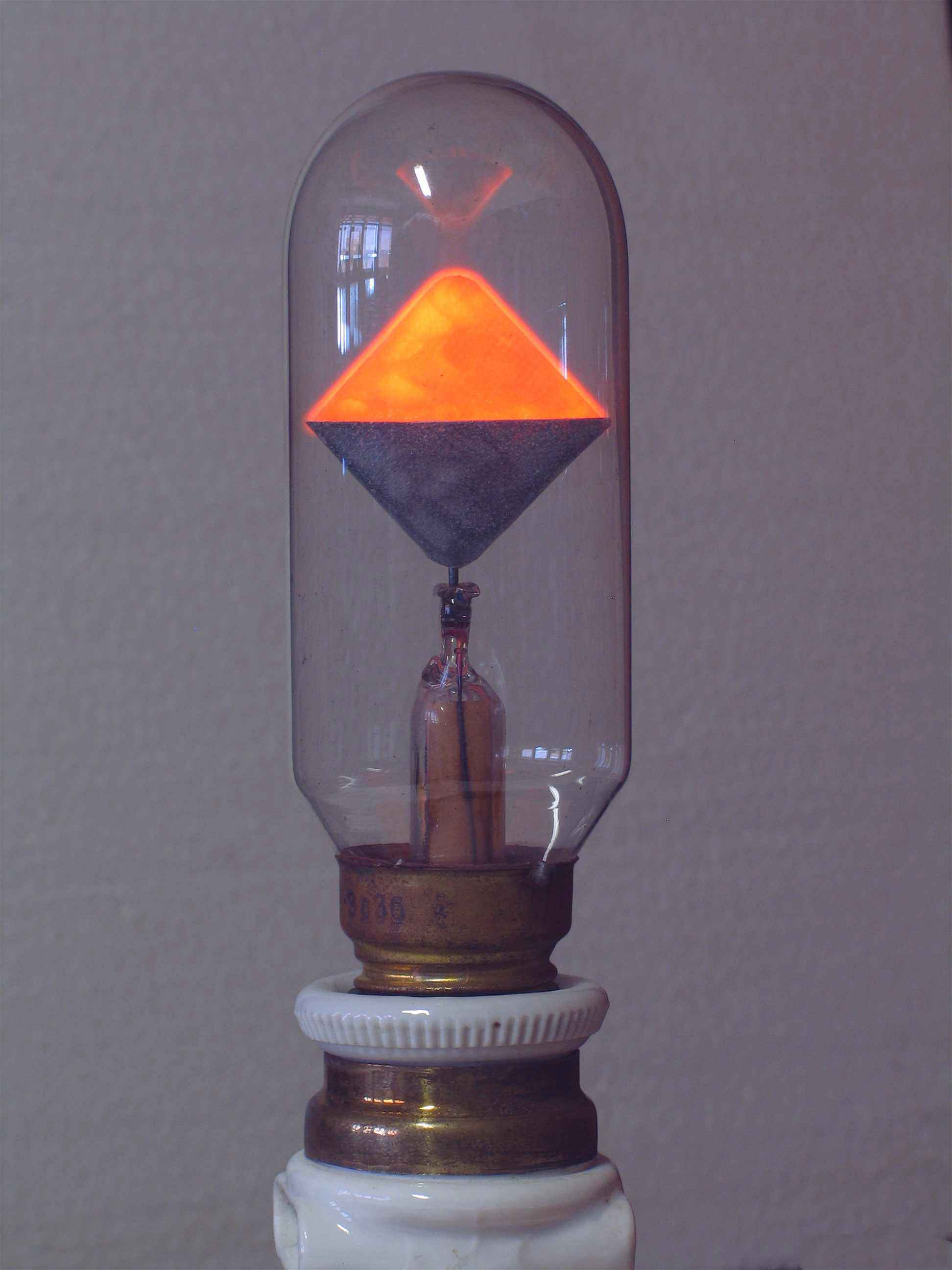Lampes à décharge dans le néon
(deux triangles)