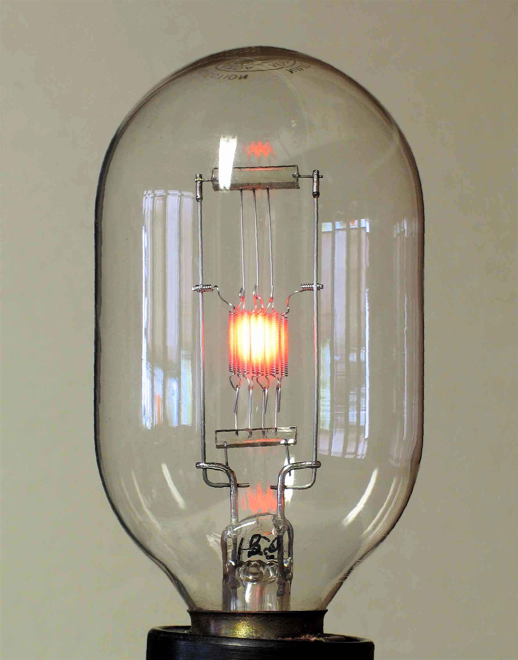 Lampe de projection à filament métallique
(GE MAZDA 1000W)