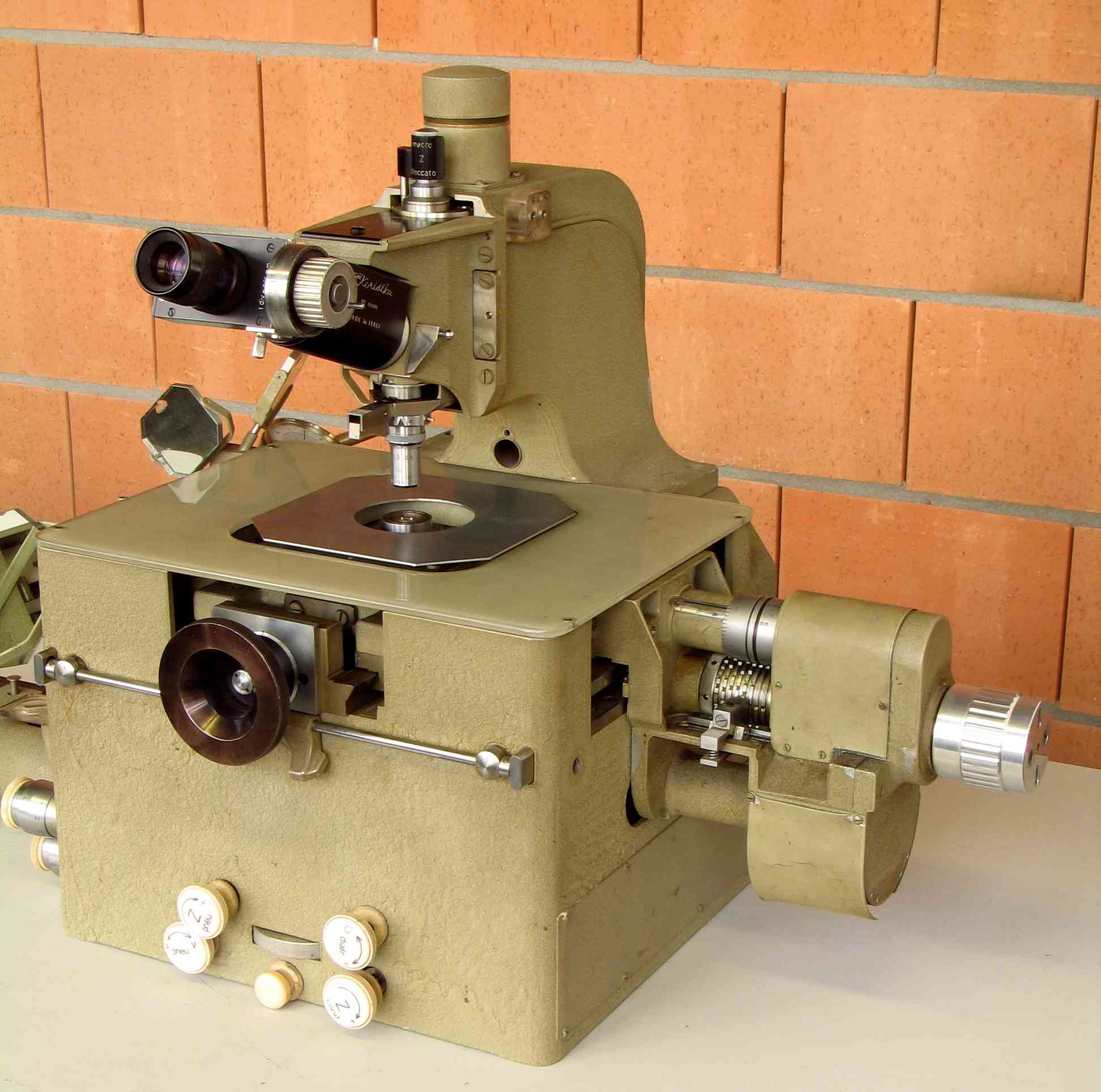 Microscope de mesure
(Koristka MS2)
