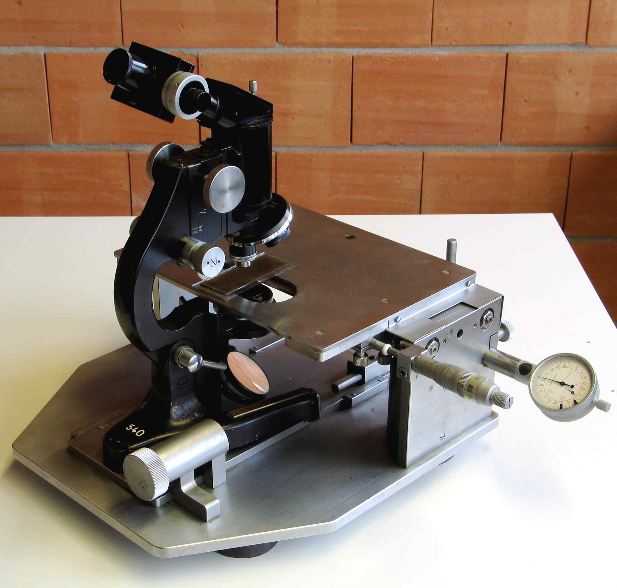 Microscope composé
(avec table à déplacement x–y micrométrique)