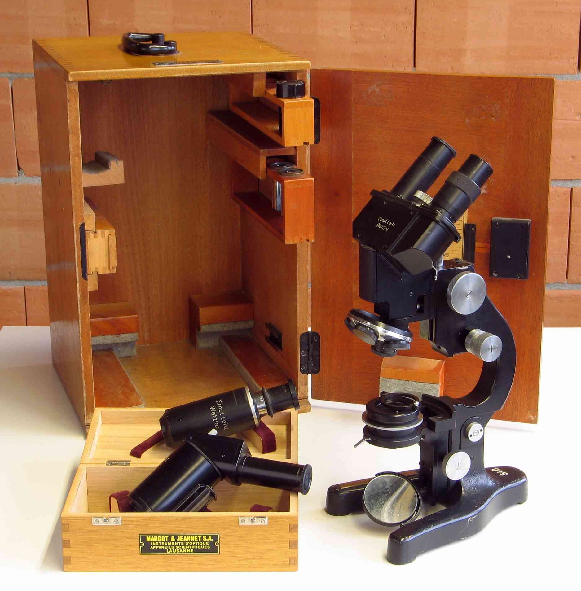 Microscope composé
(avec table à déplacement x–y micrométrique)