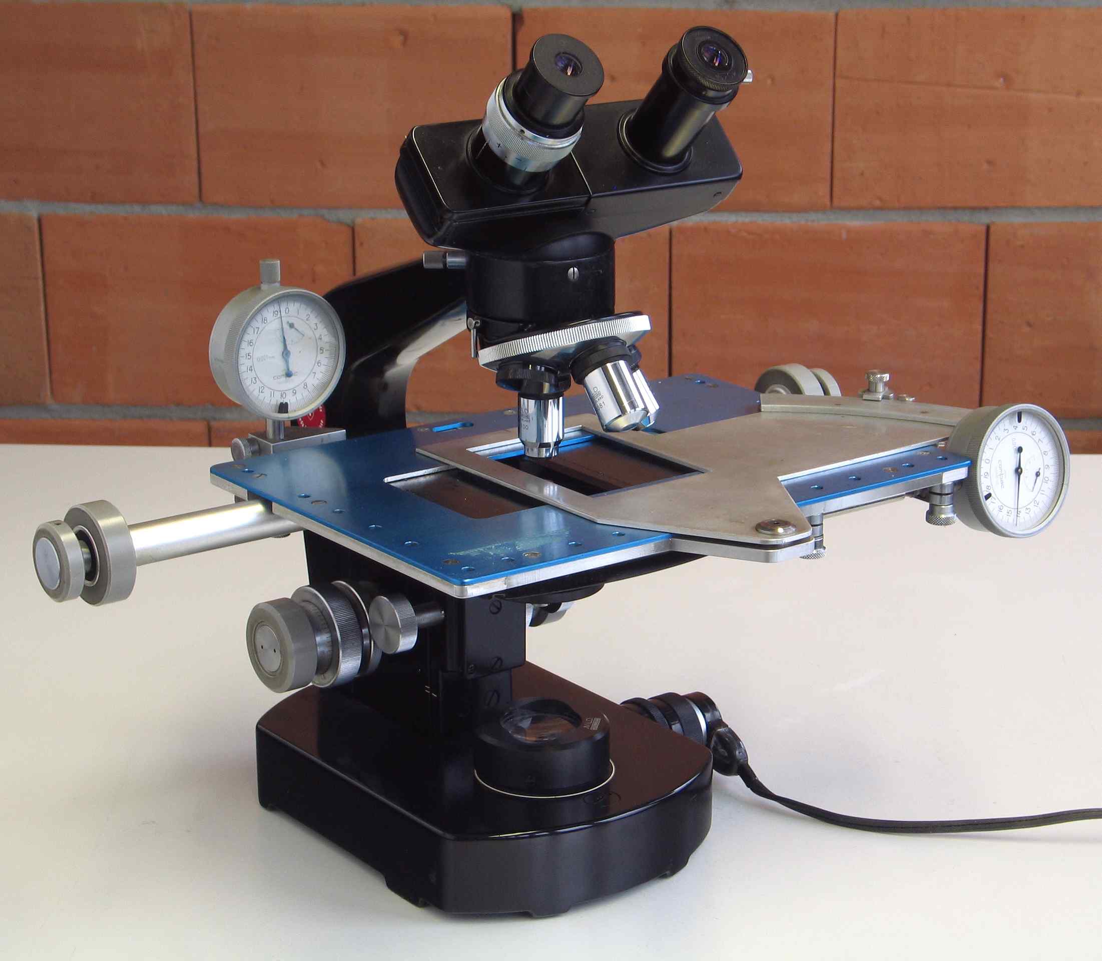 Microscopes composés (M20)
(avec tables orientables à déplacement x–y micrométrique)
