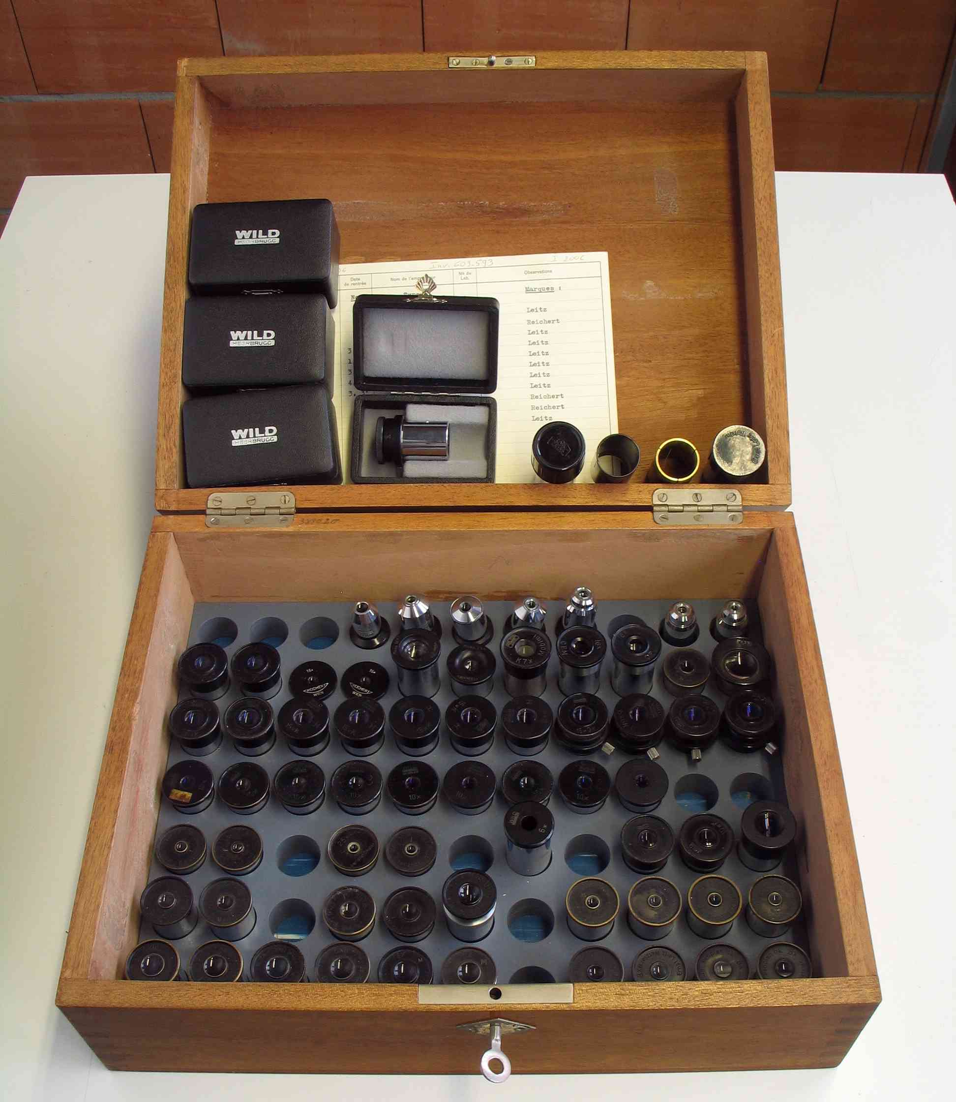Boîte d’objectifs et d’oculaires pour microscopes