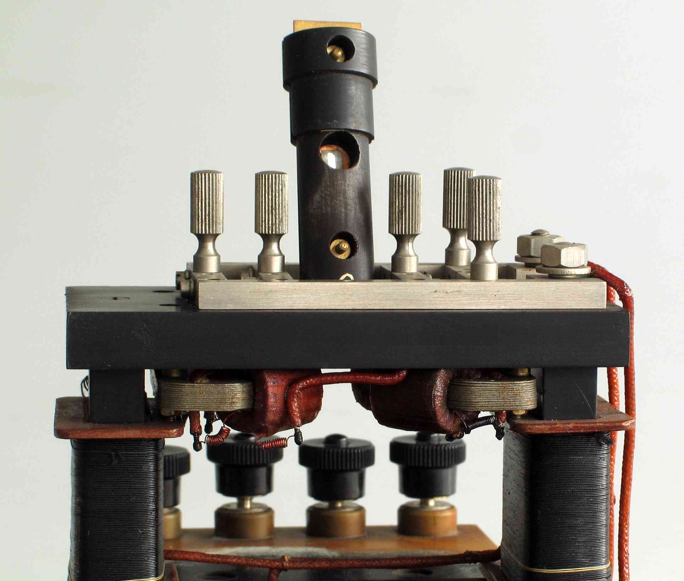 Galvanomètre à résonance
(“Vibrationsgalvanometer”)