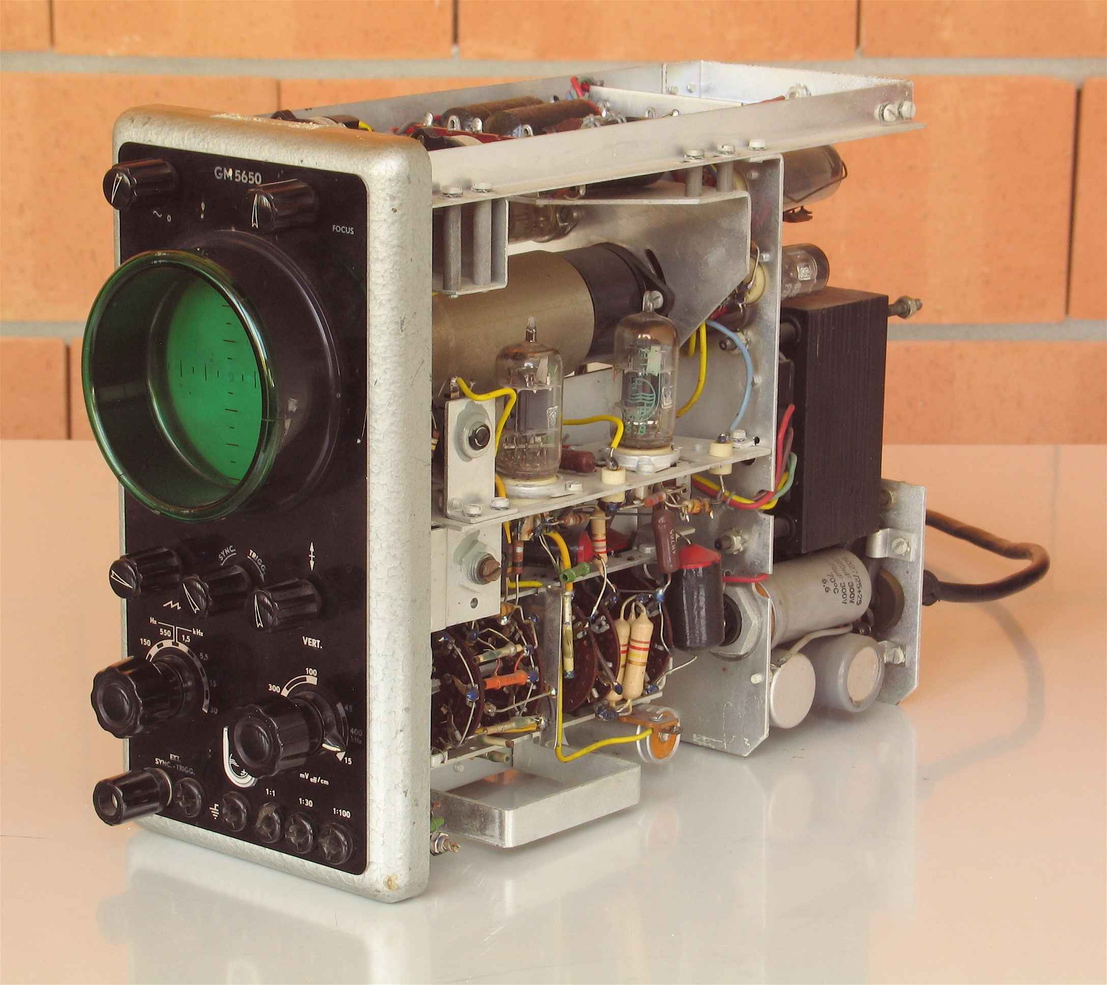 Oscilloscope à tube cathodique
(Philips GM 5650)