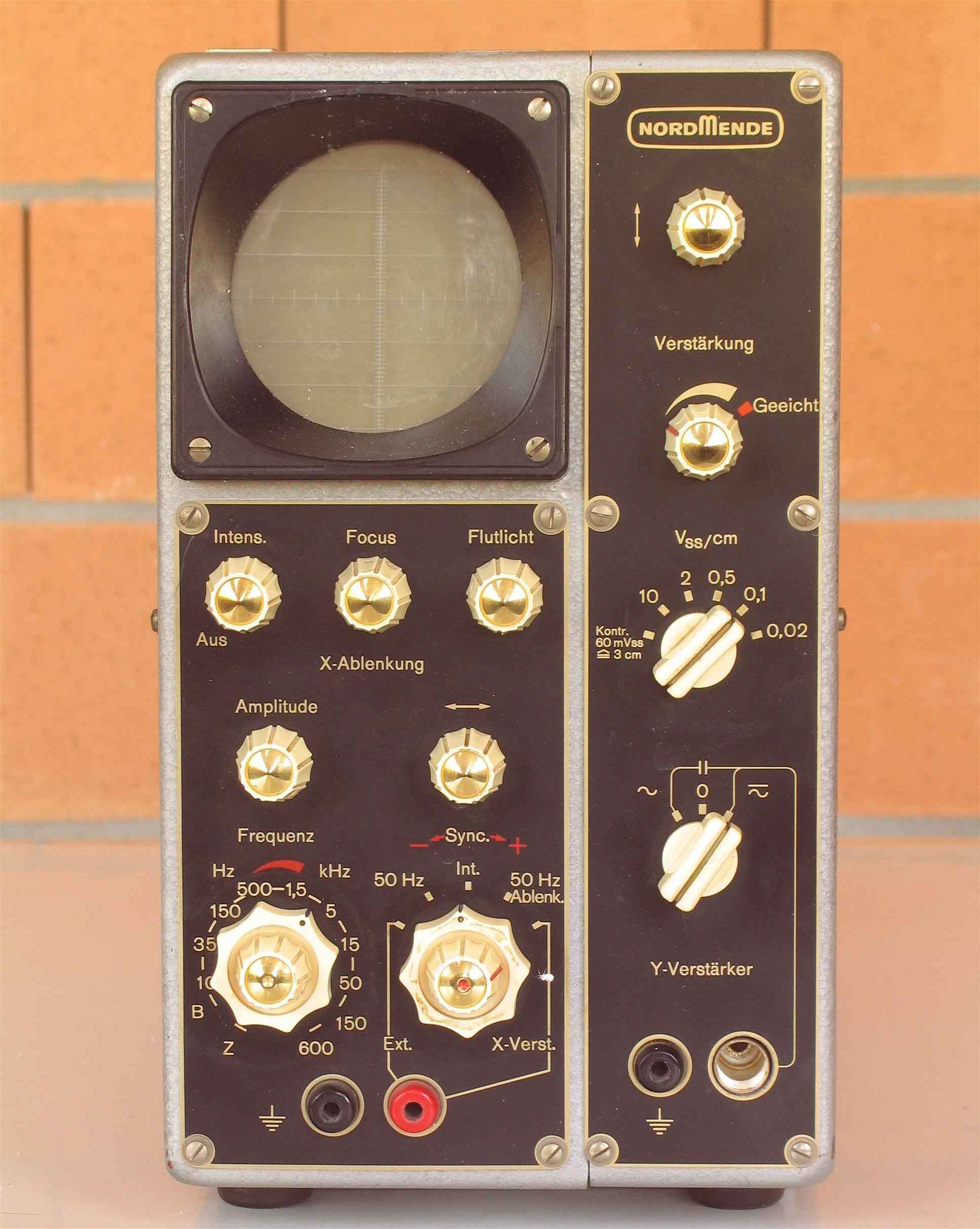 Oscilloscope à tube cathodique
(NordMende UO 963)
