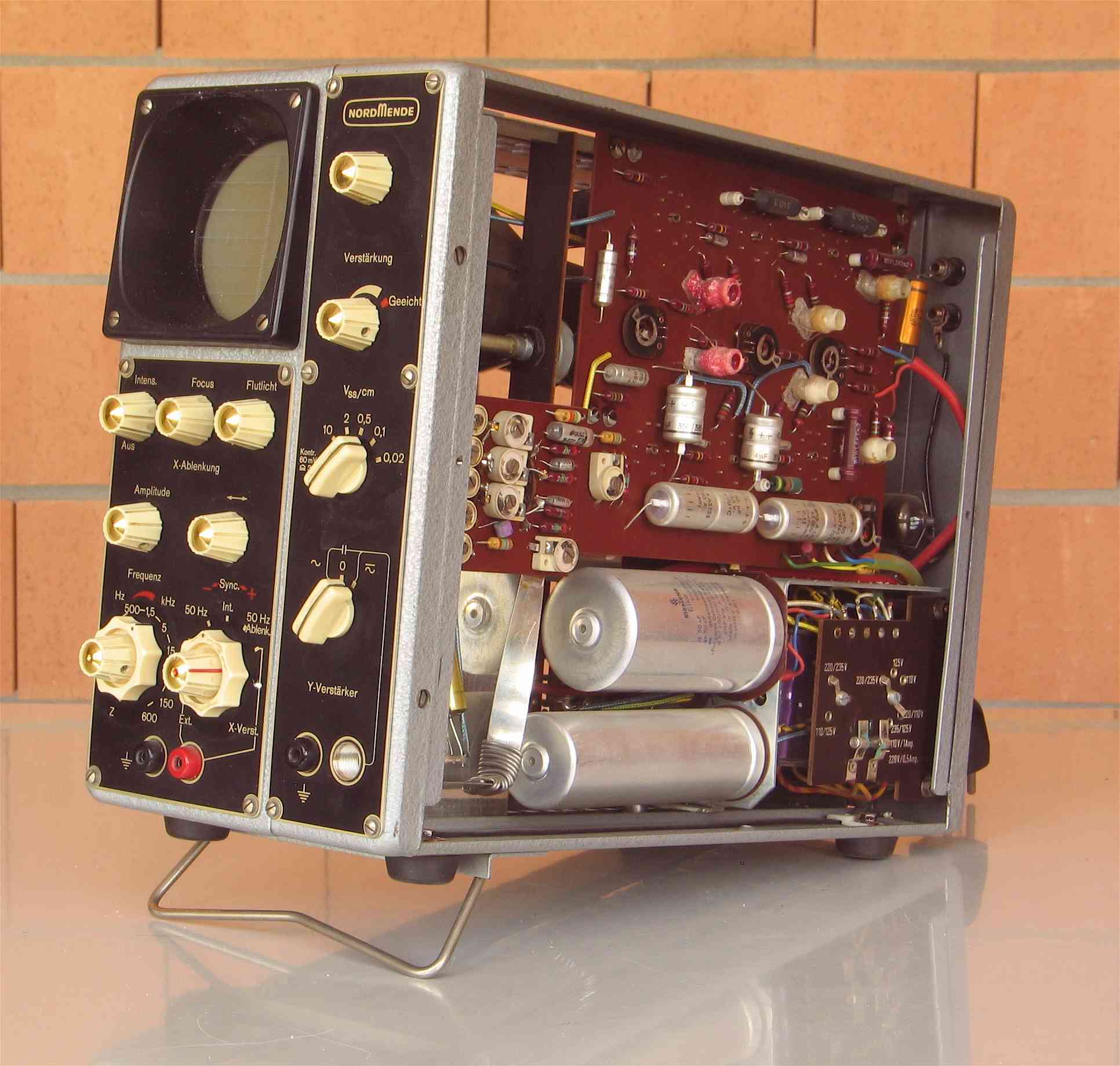 Oscilloscope à tube cathodique
(NordMende UO 963)