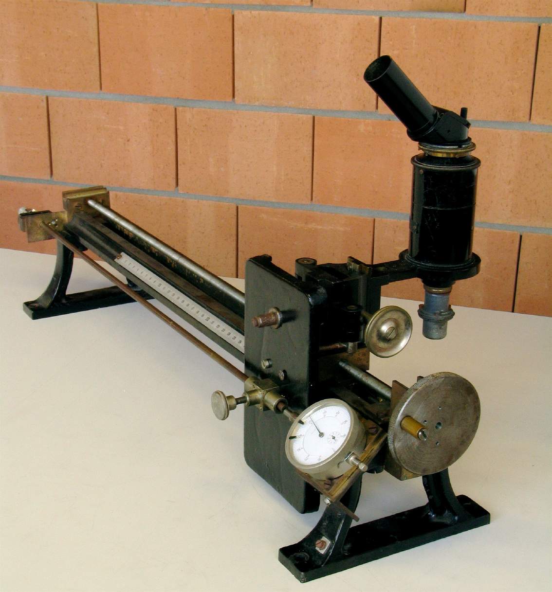 Comparateur optique à microscope