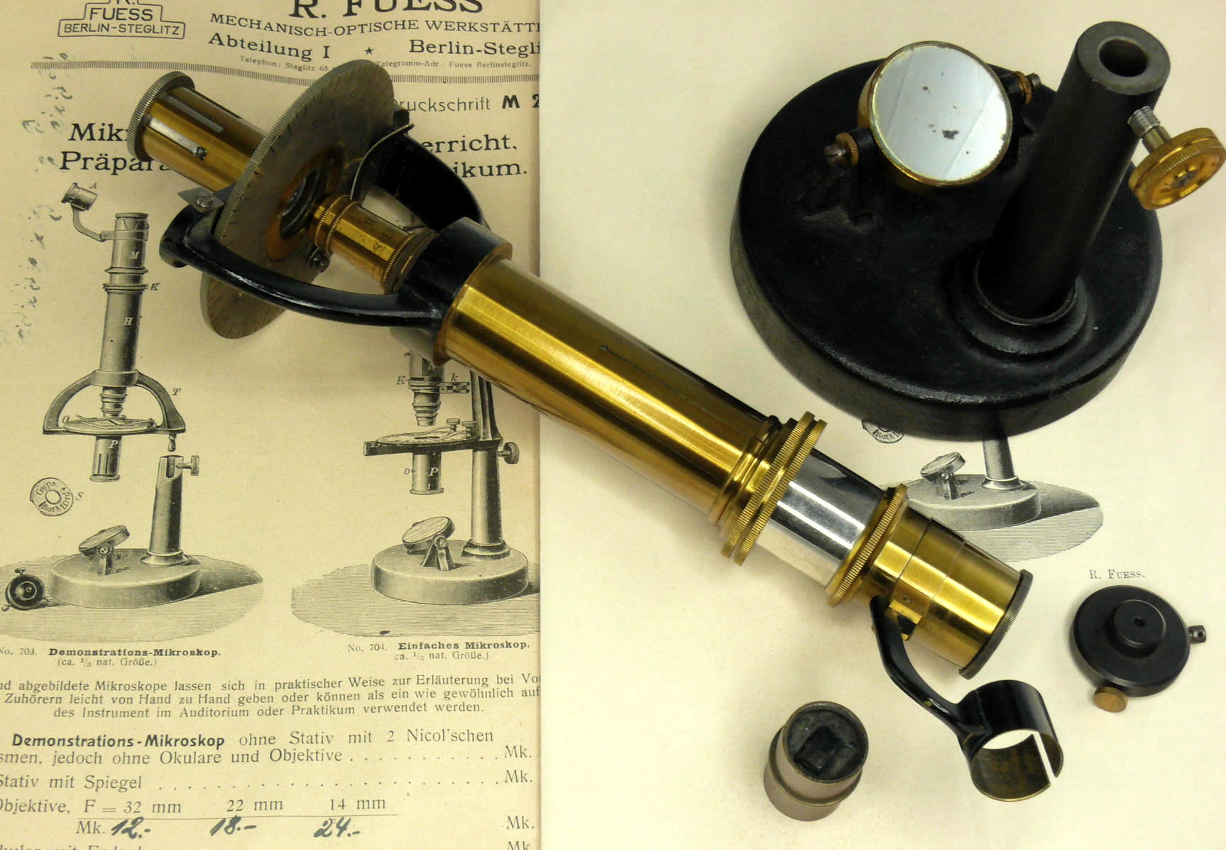 Microscope de minéralogiste/pétrographe de démonstration
(Fuess Model 703)