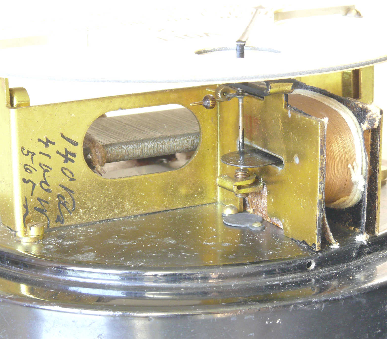 Voltmètre de tableau à fer mobile
(140 V)
