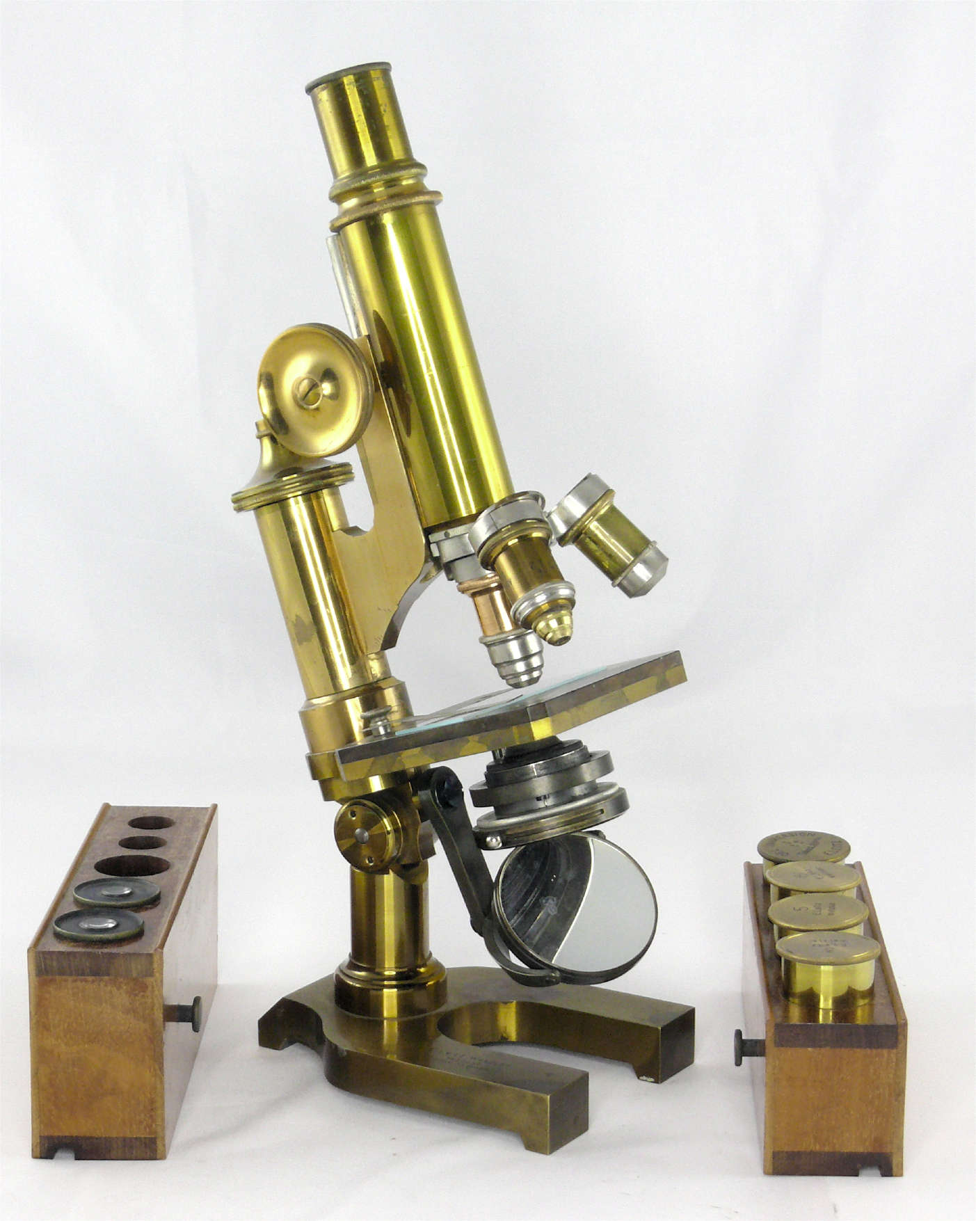 Microscope composé
(inclinable, pied en fer à cheval)