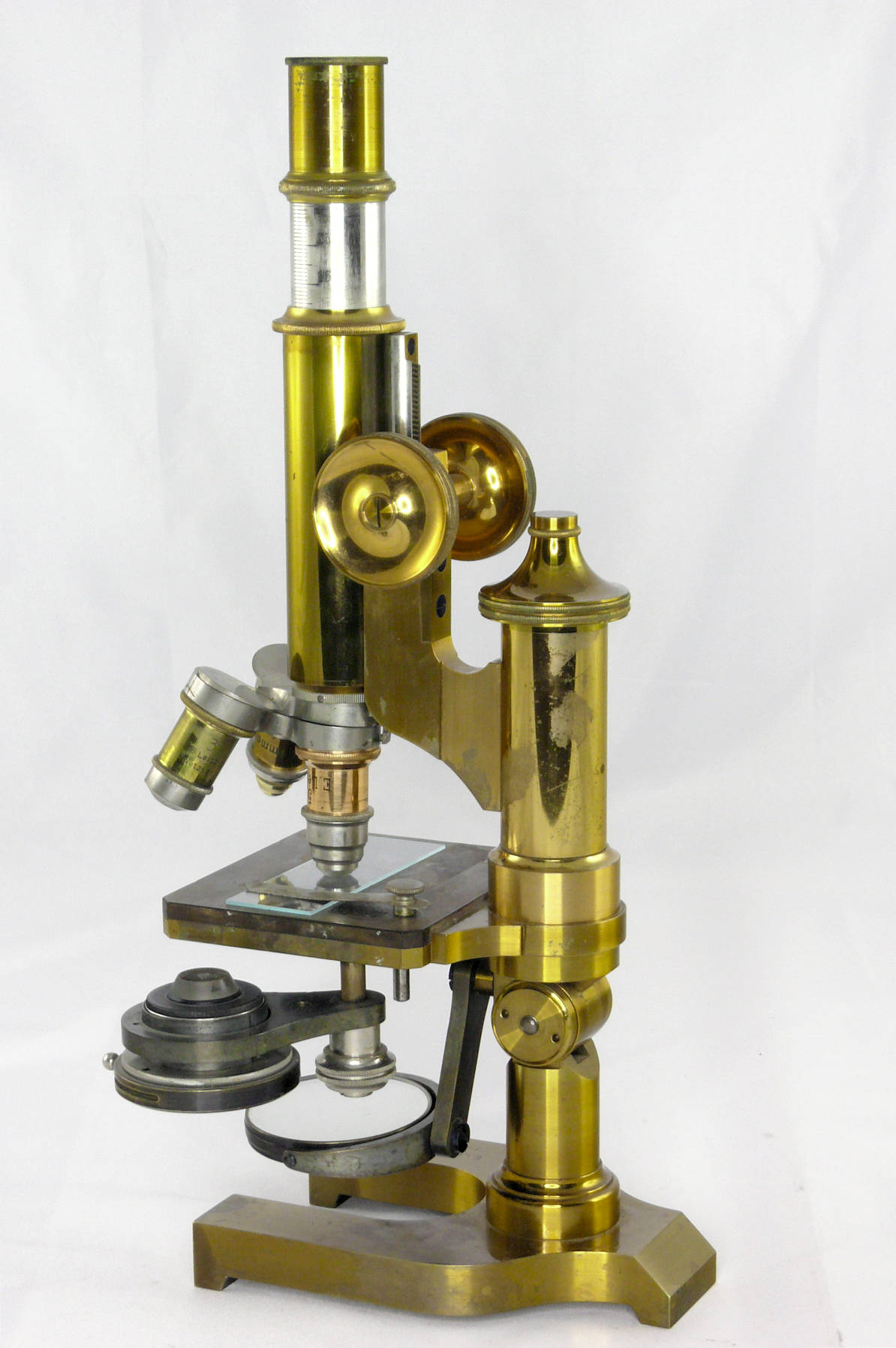 Microscope composé
(inclinable, pied en fer à cheval)