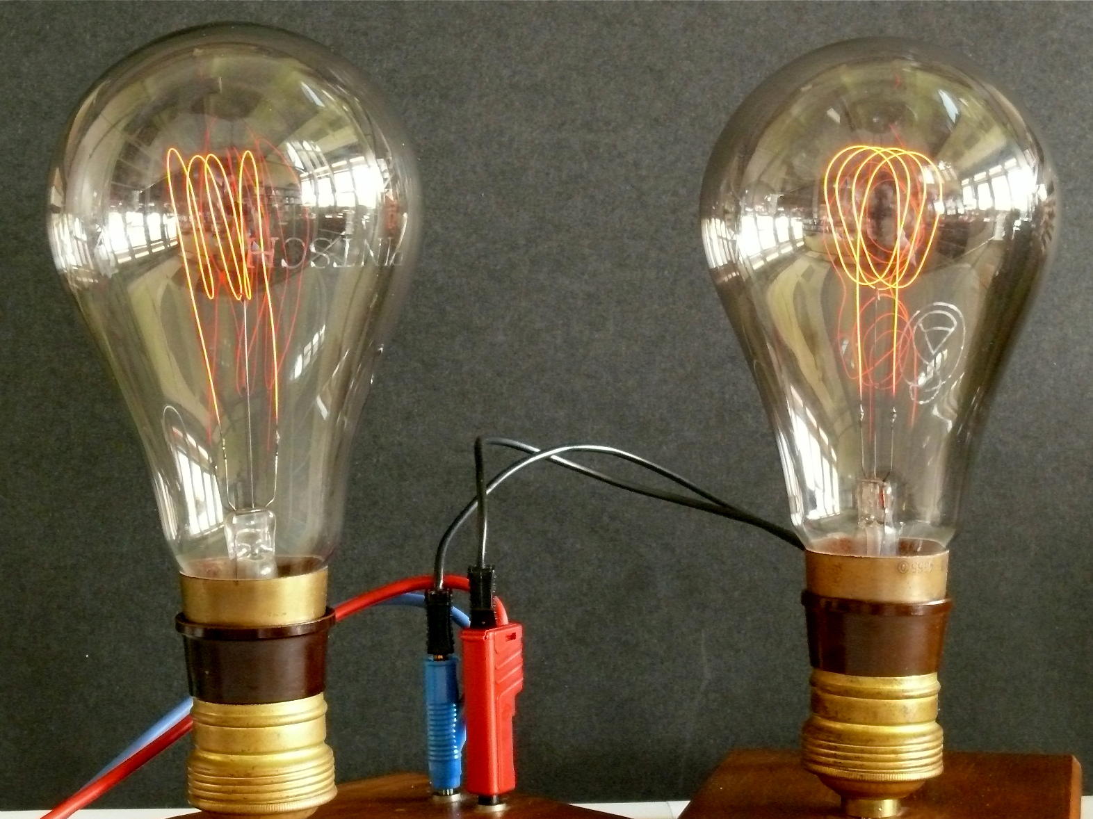 Grandes lampes à incandescence “poire” de forte puissance
(filament de carbone)