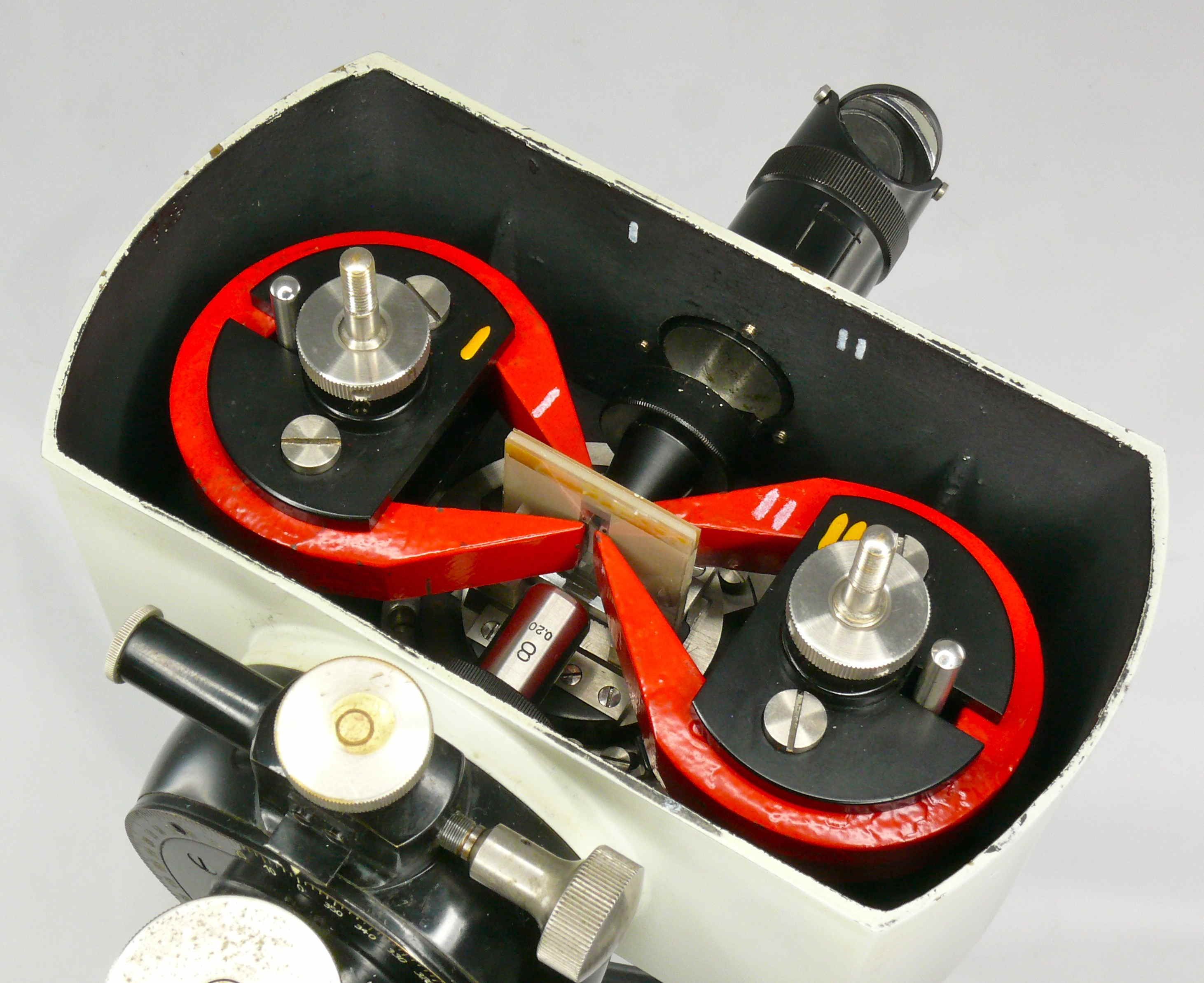Galvanomètre à boucle
(lecture par microscope)