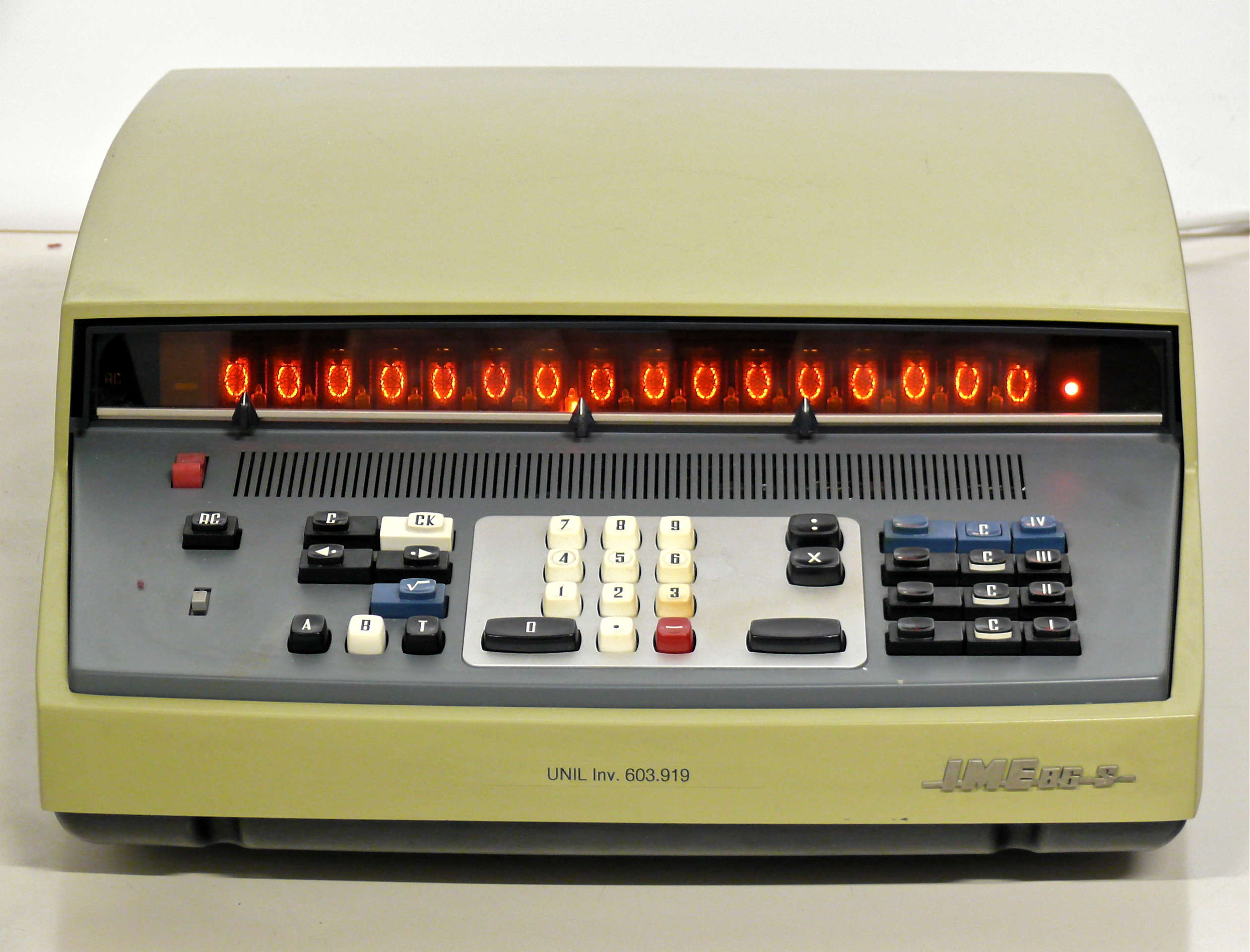 Calculatrice électronique programmable de table
(”IME 86S”)