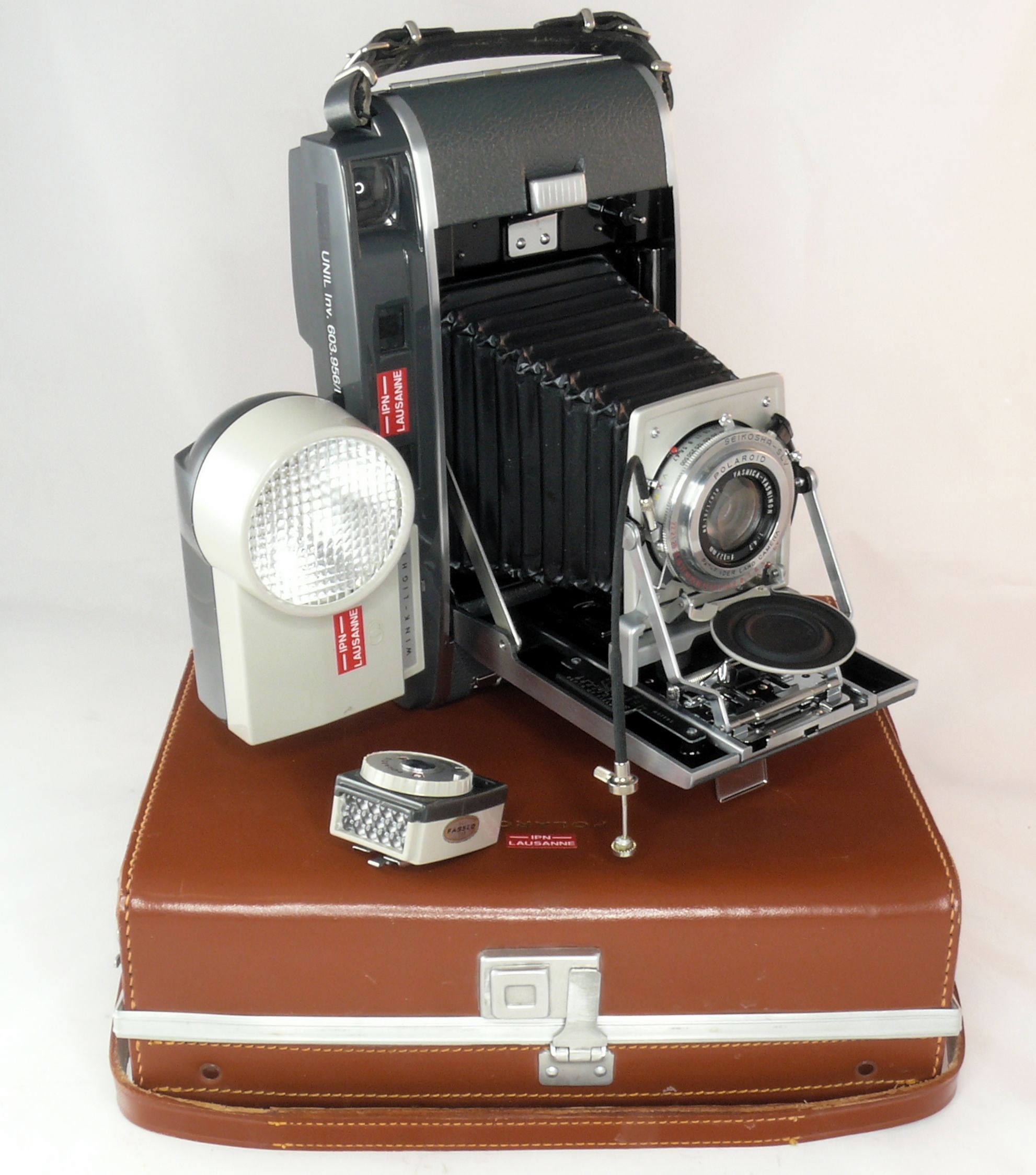 Appareil photographique instantané avec banc de reproduction
(Polaroid “Pathfinder” Model 120)